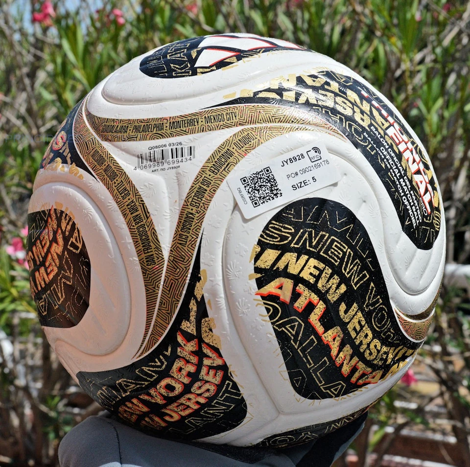 Adidas Trionda Finals Pro – dettaglio grafica dorata