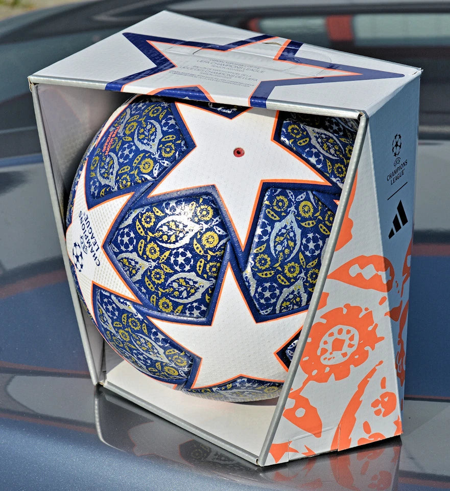 Adidas Istanbul 23 Final – Pallone nella box, vista laterale