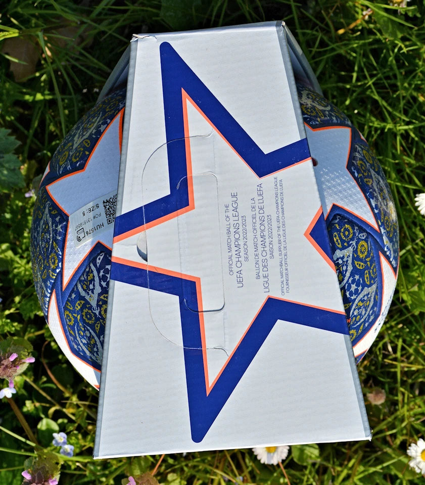 Adidas Istanbul 23 Final – Pallone aperto nella box, vista dall'alto