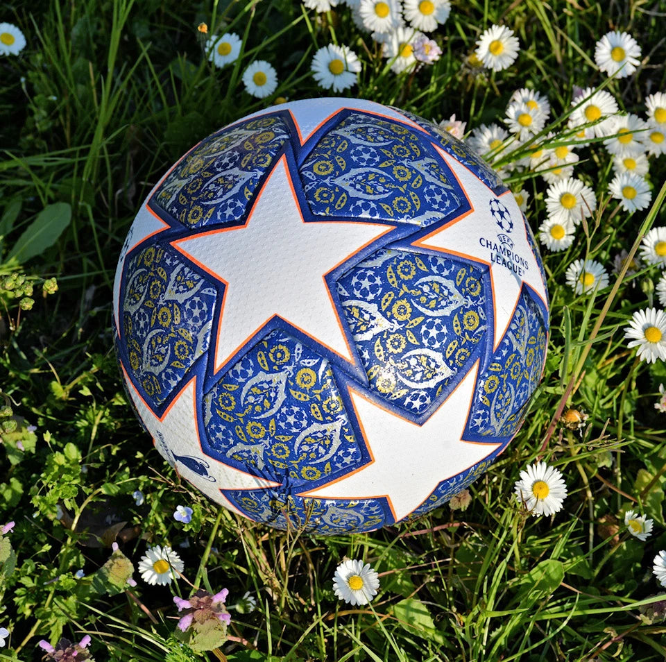 Adidas Istanbul 23 Final – Vista laterale pallone nella box