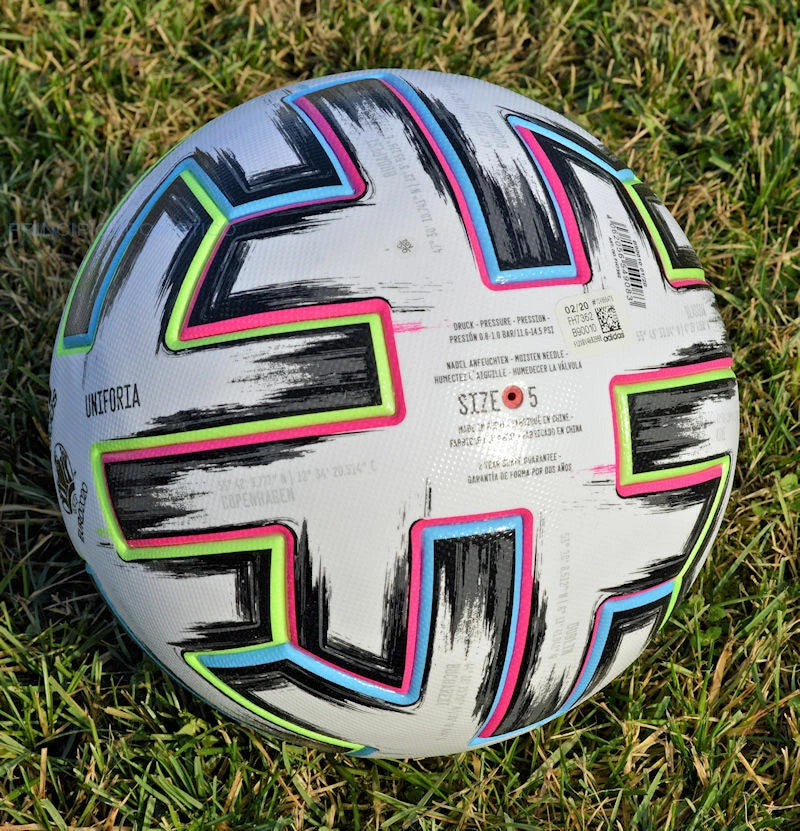 Adidas Uniforia Pro – Pallone aperto nella box, vista dall'alto