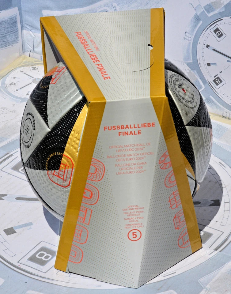 Adidas Fussballliebe Finale Pro – Box aperta con pallone, vista dall'alto