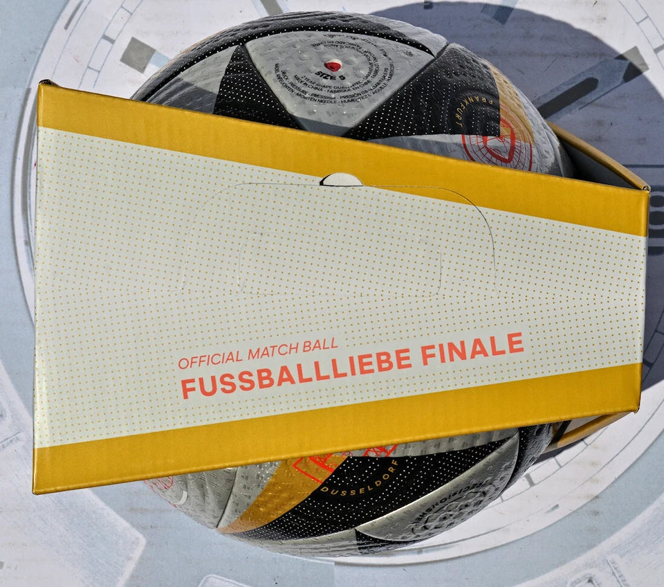 Adidas Fussballliebe Finale Pro – Box fronte con logo Adidas e UEFA EURO 2024 Germany