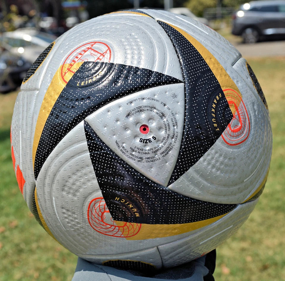 Adidas Fussballliebe Finale Pro – Vista laterale box con pallone