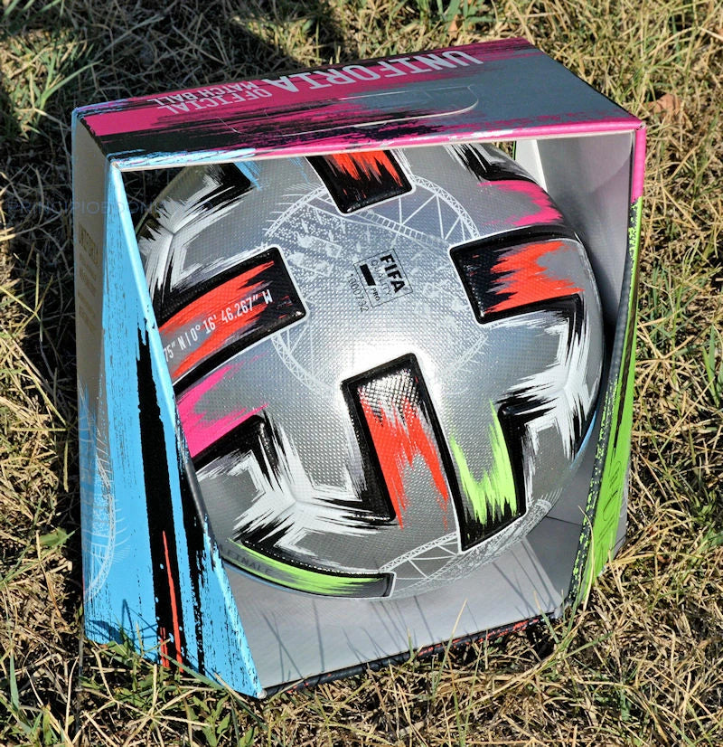 Adidas Uniforia Finale Pro – Pallone nella box aperta, vista dall'alto