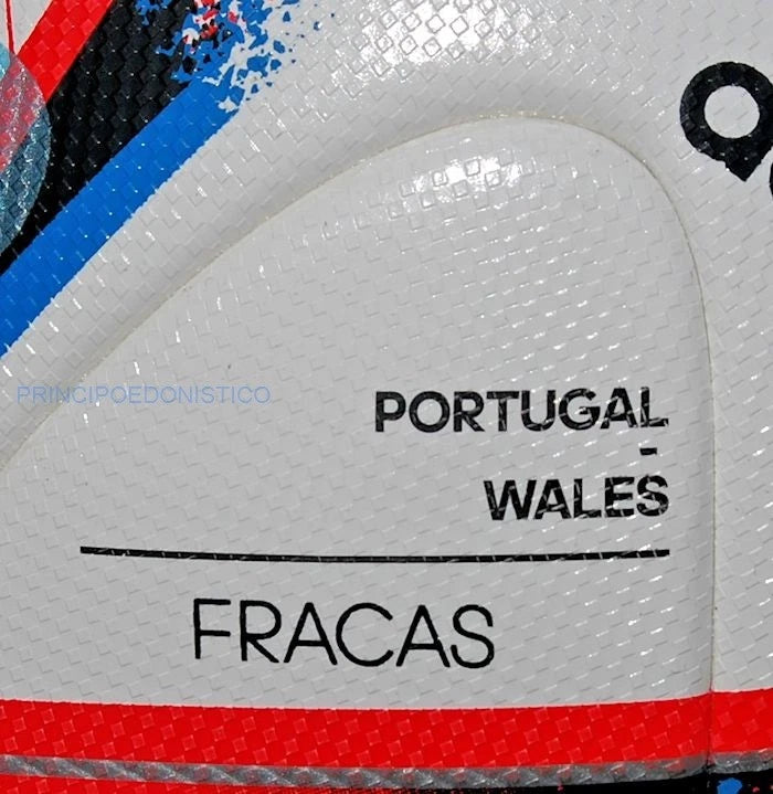 Pallone Adidas Fracas EURO 2016 – dettaglio pannelli bianchi con schizzi blu e rosso effetto vernice