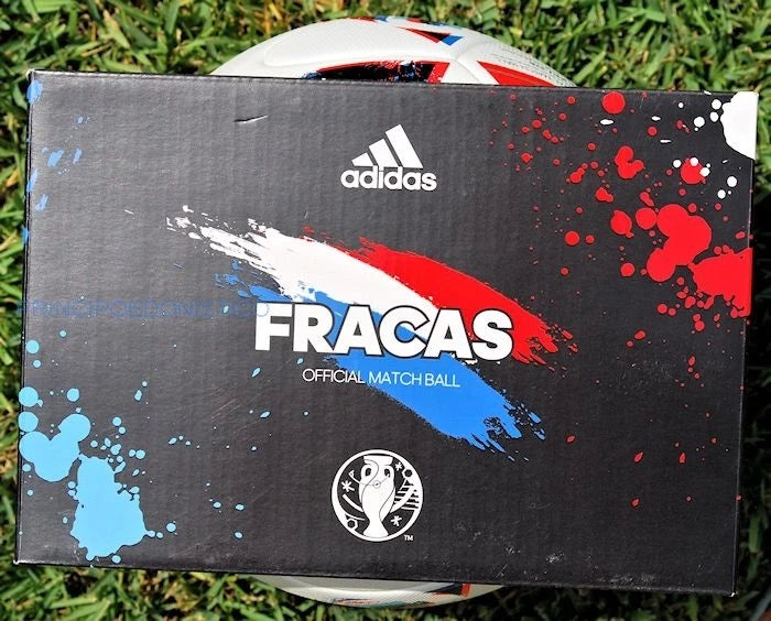 Pallone Adidas Fracas EURO 2016 – dettaglio scritta Portugal Wales Fracas su pannello bianco