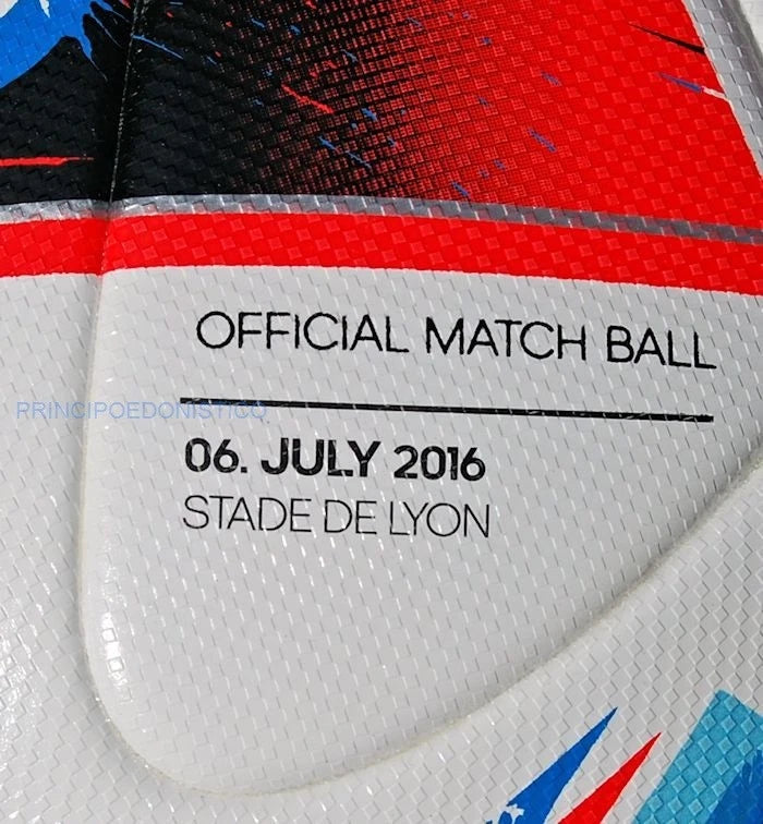Pallone Adidas Fracas EURO 2016 – vista laterale con pannelli rosso vivo e blu azzurro