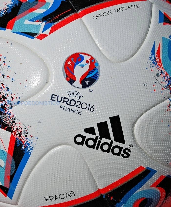 Pallone Adidas Fracas EURO 2016 – dettaglio pannelli neri con schizzi multicolore e logo UEFA EURO 2016