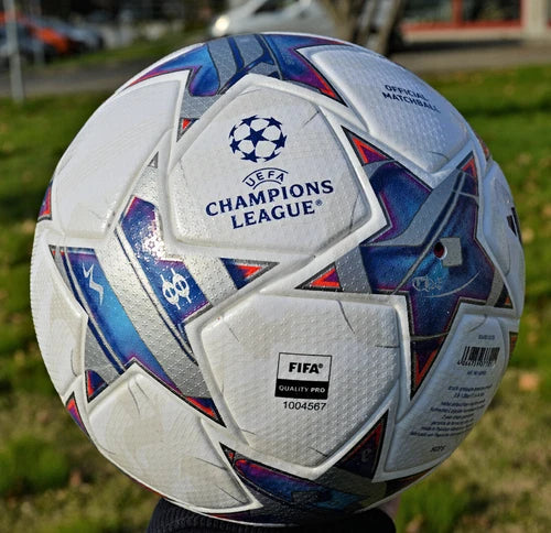 Pallone Adidas UCL Pro 2023-2024 – vista completa con stella multicolore blu viola rosso argento