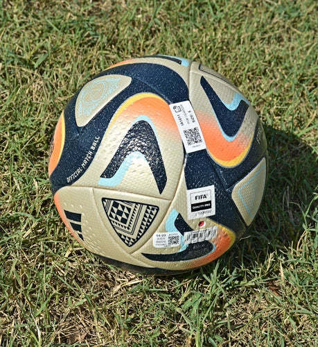 Pallone Adidas Oceaunz Final Pro – vista laterale con logo Official Match Ball