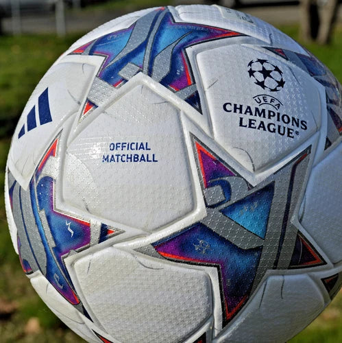 Pallone Adidas UCL Pro 2023-2024 – dettaglio pannelli rosso e argento con logo Champions League