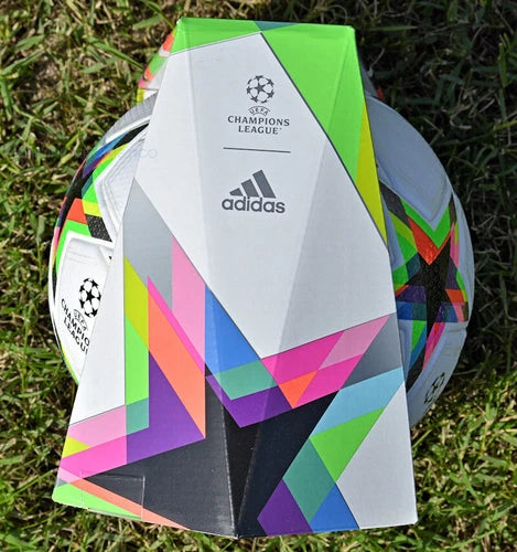 Pallone Adidas UCL 2022-2023 – vista frontale con logo FIFA Quality Pro