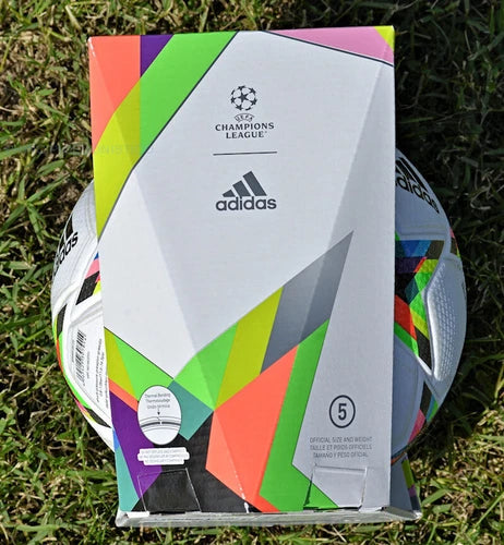 Pallone Adidas UCL 2022-2023 – vista laterale con logo Champions League