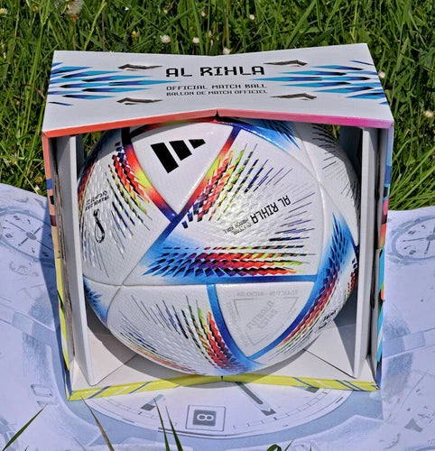 Adidas Al Rihla Pro – vista frontale sull'erba con logo FIFA Quality Pro