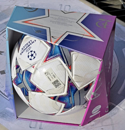 Confezione Adidas UCL Pro 2023-2024 aperta con pallone bianco e stella blu viola
