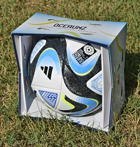 Retro confezione Adidas Oceaunz Pro con etichetta HT9011 Size 5 e codice a barre