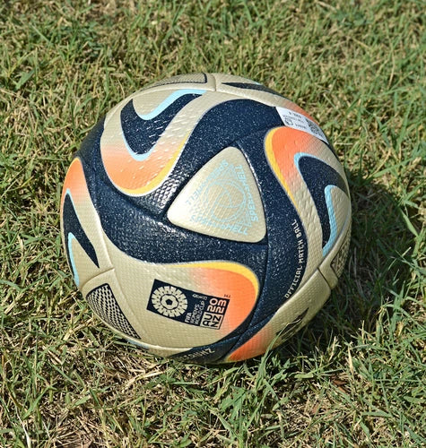 Pallone Adidas Oceaunz Final Pro – dettaglio pannelli oro champagne e blu scuro glitterato