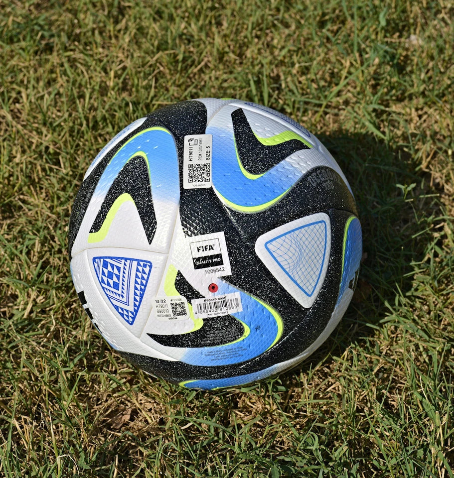 Pallone Adidas Oceaunz Pro – vista laterale con logo FIFA Women's World Cup e Adidas tre strisce
