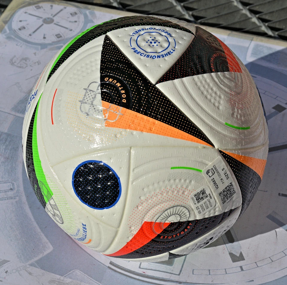 Pallone Adidas Fussballliebe Pro – dettaglio pannelli neri con città tedesche Dortmund e Düsseldorf