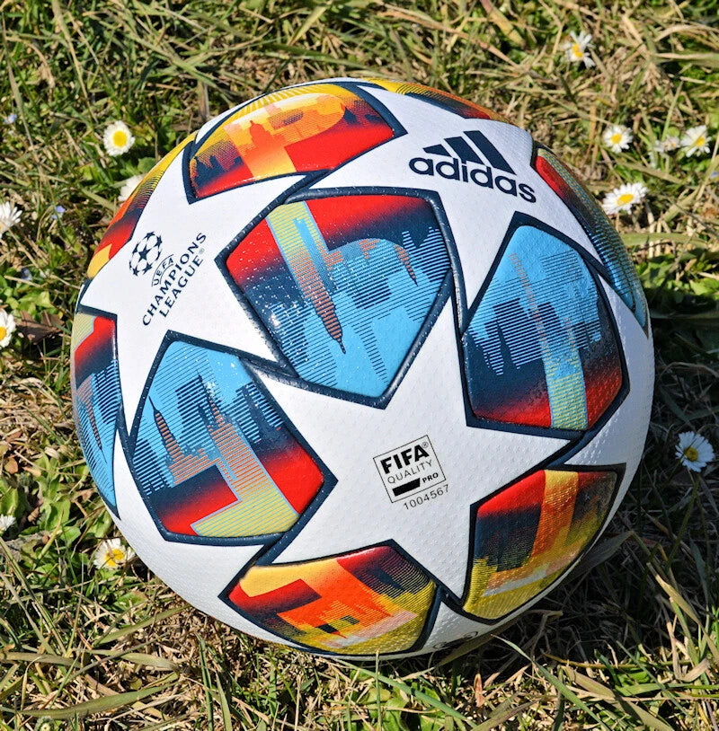 Pallone Adidas Saint Petersburg 22 Final – vista completa su erba con pannelli rosso arancio giallo