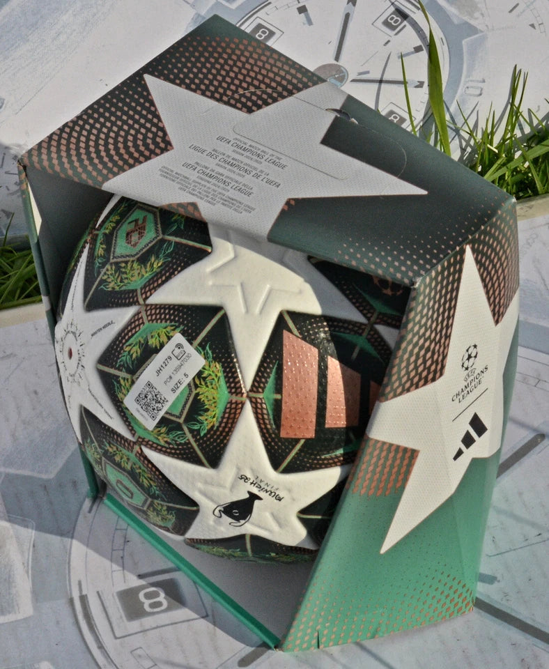 Confezione Adidas Munich 25 Final con logo UEFA Champions League e Adidas