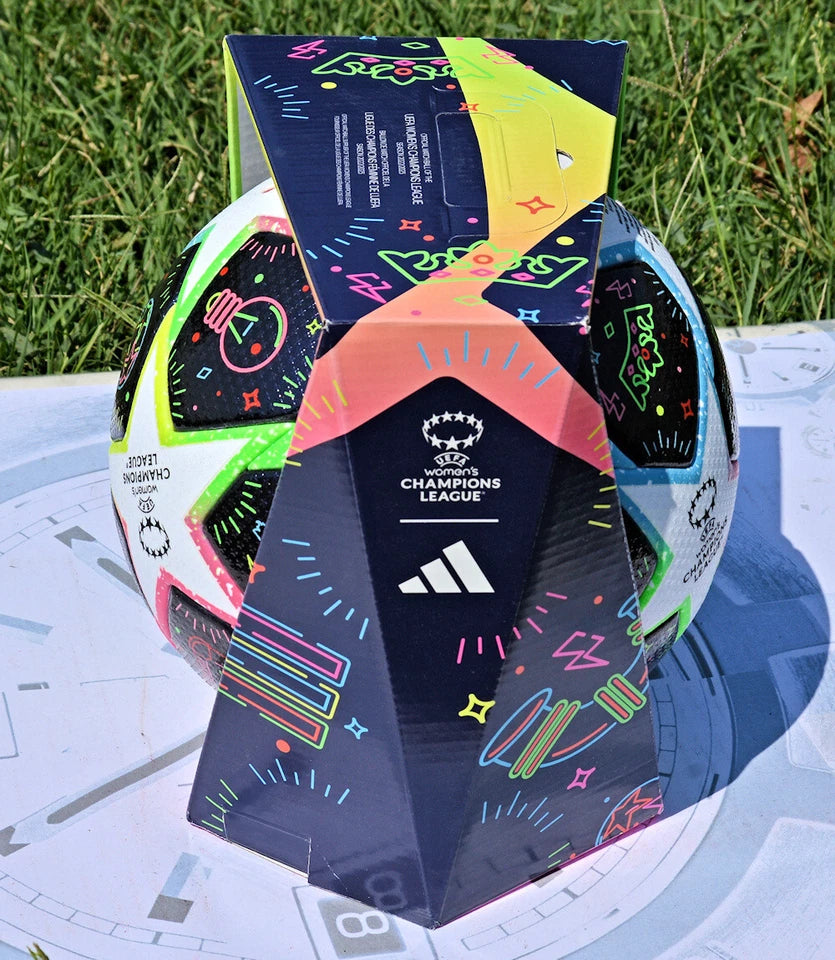 Pallone Adidas Eindhoven Final 23 – dettaglio pannelli con grafica leone e coppa UWCL neon