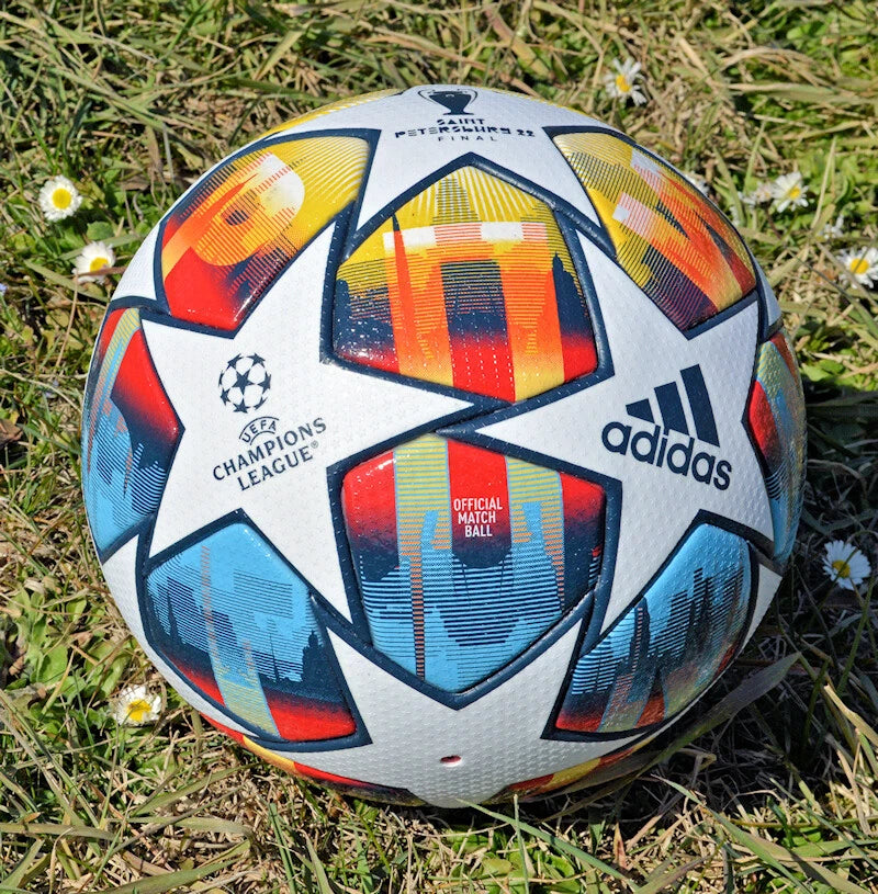 Pallone Adidas Saint Petersburg 22 Final – dettaglio pannelli azzurri con skyline San Pietroburgo