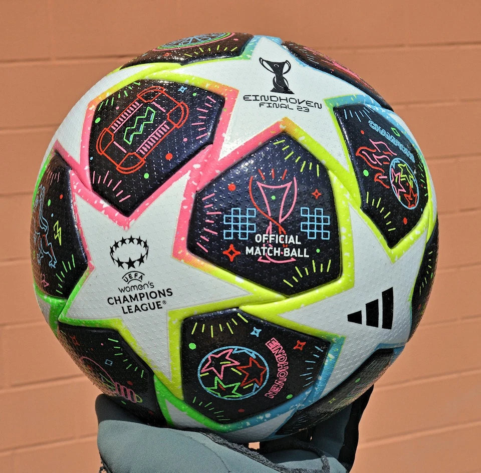 Pallone Adidas Eindhoven Final 23 – dettaglio pannelli neri con grafiche pop art neon multicolore