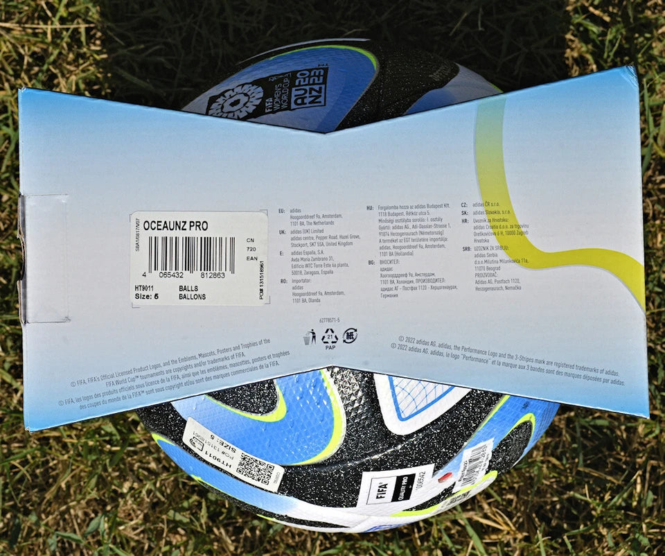 Pallone Adidas Oceaunz Pro – vista frontale su erba con logo FIFA Women's World Cup AU NZ 23