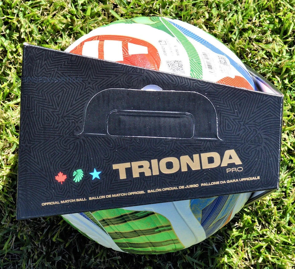 Pallone Adidas Trionda Pro – vista con logo FIFA Quality Pro su erba