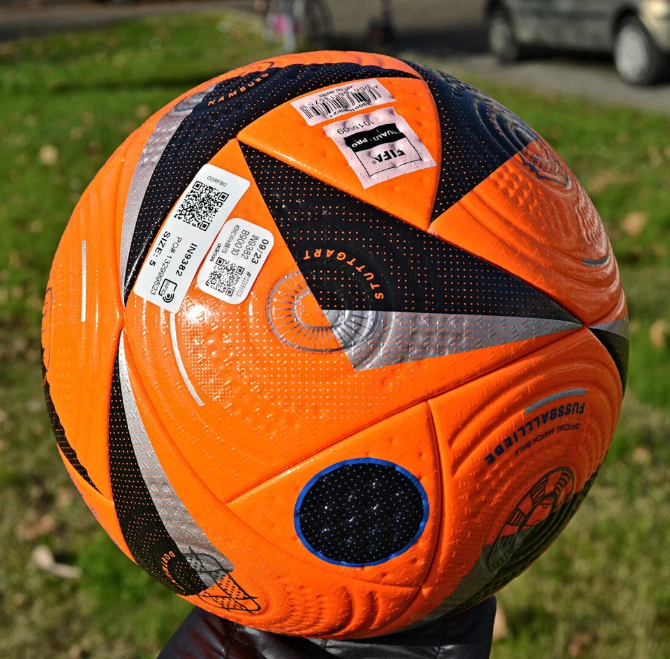 Pallone Adidas Fussballliebe Winter Pro – vista completa su erba