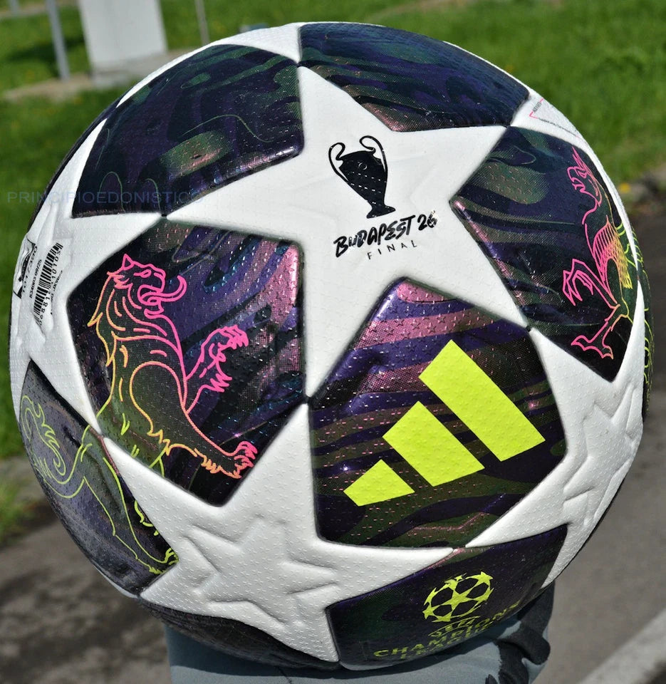 Pallone Adidas Budapest 26 Final – vista completa con grafica leoni colorati