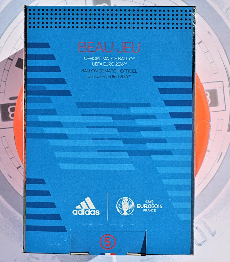 Pallone Adidas Beau Jeu Winter – vista laterale su erba con logo Adidas e pannelli blu