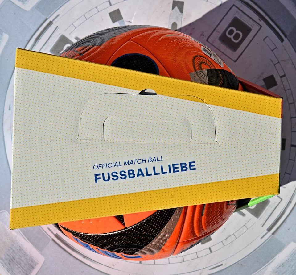 Pallone Adidas Fussballliebe Winter Pro – dettaglio pannelli con città tedesche Frankfurt e Munich