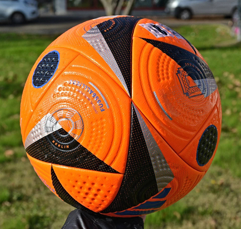 Pallone Adidas Fussballliebe Winter Pro – dettaglio pannelli con Gelsenkirchen e Dortmund