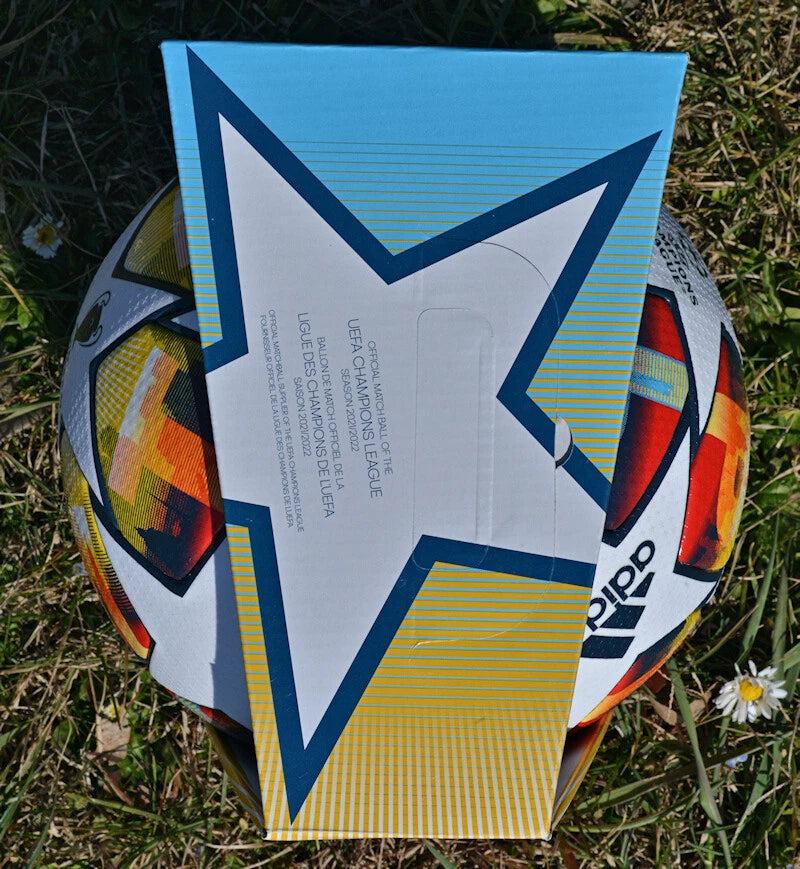 Pallone Adidas Saint Petersburg 22 Final – vista frontale su erba con logo Official Match Ball