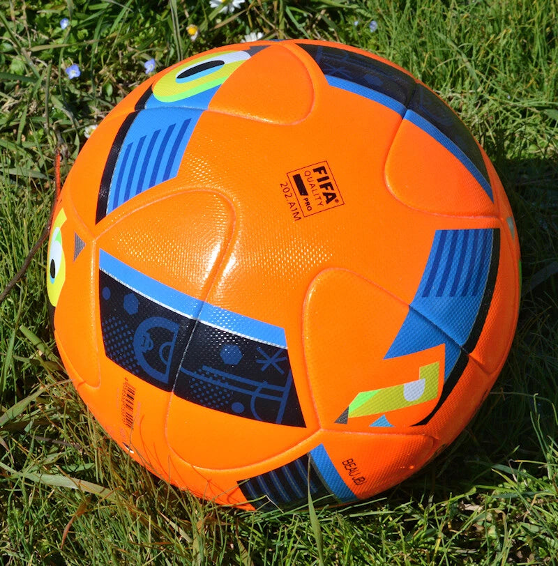 Pallone Adidas Beau Jeu Winter – dettaglio pannelli e logo Beau Jeu Official Match Ball Winterball