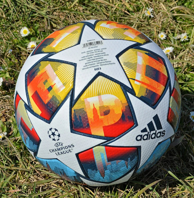 Pallone Adidas Saint Petersburg 22 Final – vista laterale con logo Adidas e Champions League