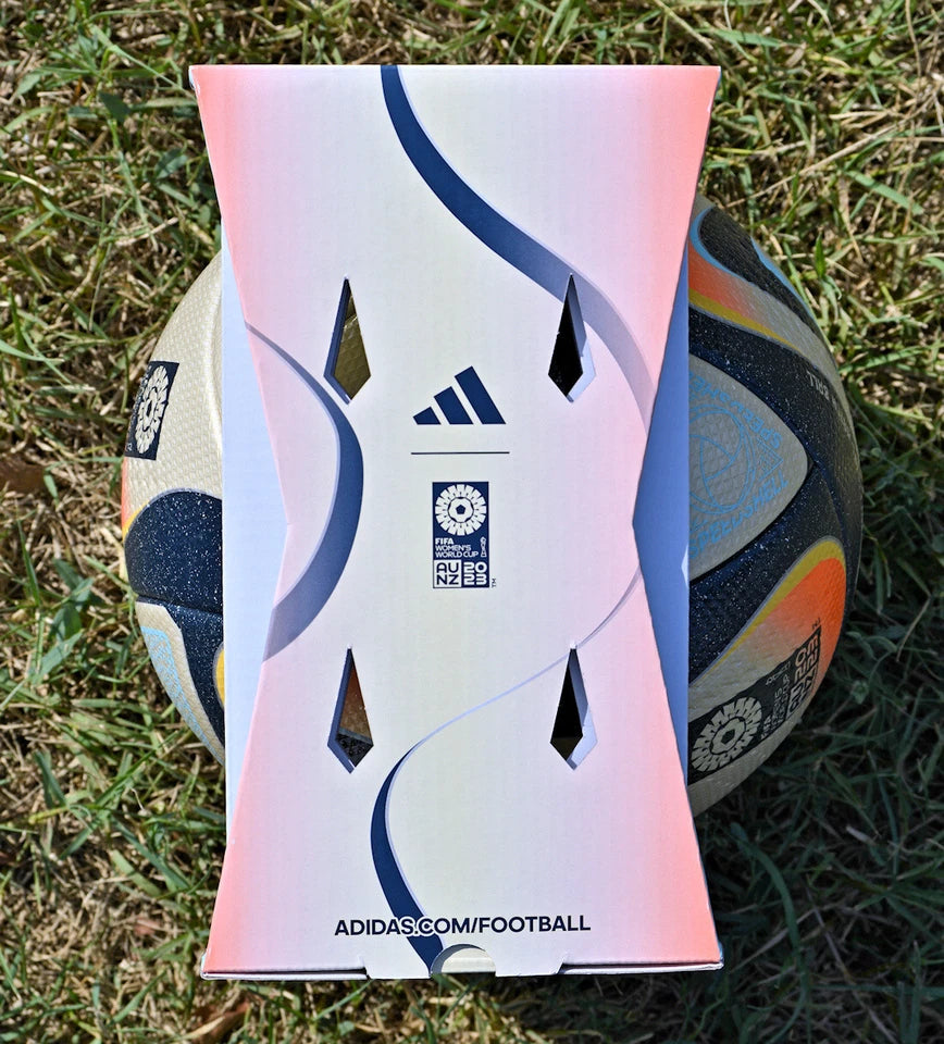 Pallone Adidas Oceaunz Final Pro – dettaglio pannelli blu glitterati e arancio