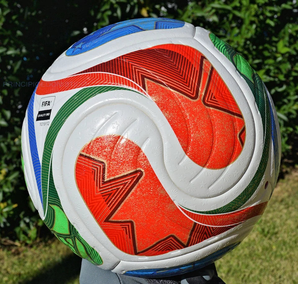 Pallone Adidas Trionda Pro – dettaglio grafica tricolore e pannelli