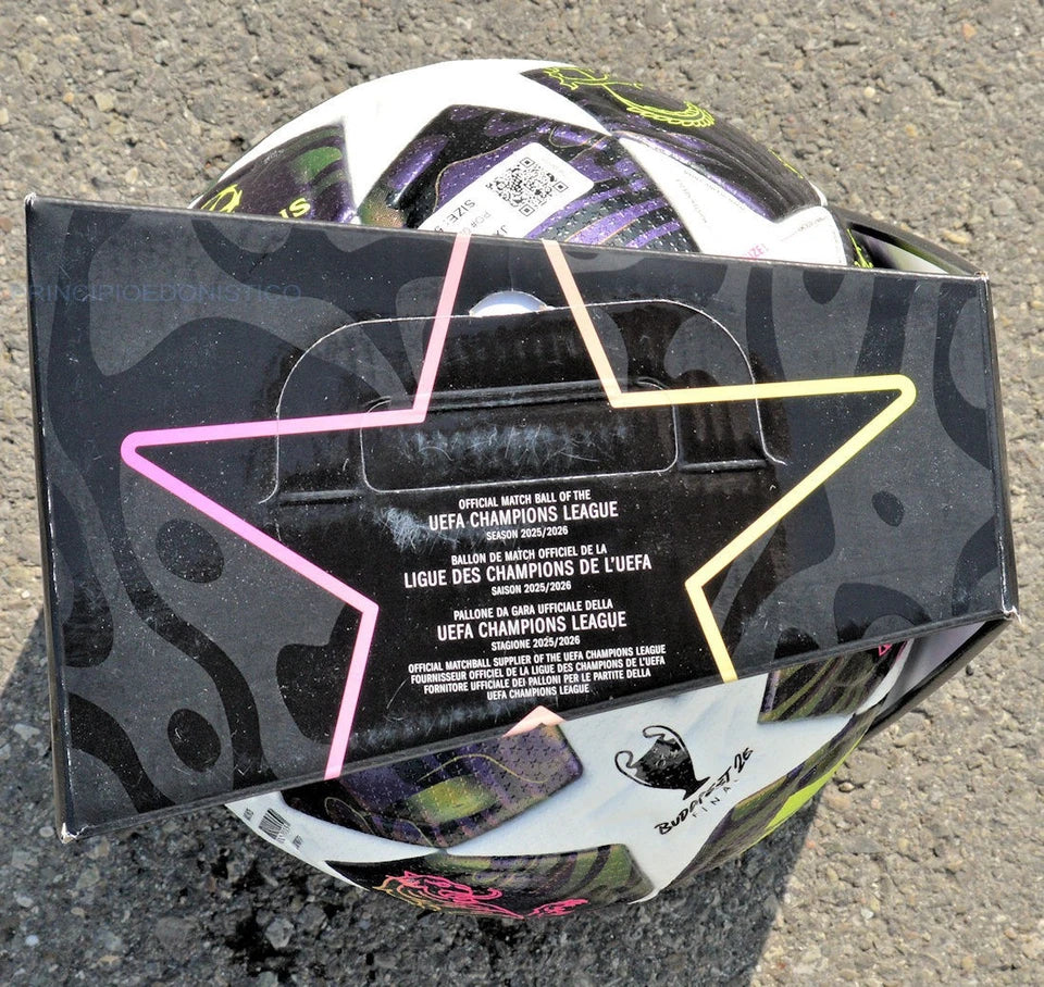 Pallone Adidas Budapest 26 Final – vista frontale con logo Budapest 26 Final e leoni