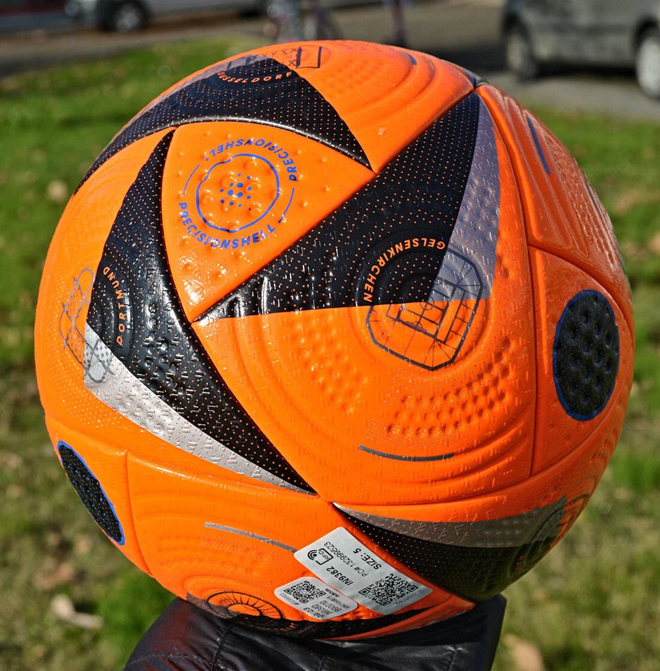 Pallone Adidas Fussballliebe Winter Pro – stadi tedeschi sui pannelli neri