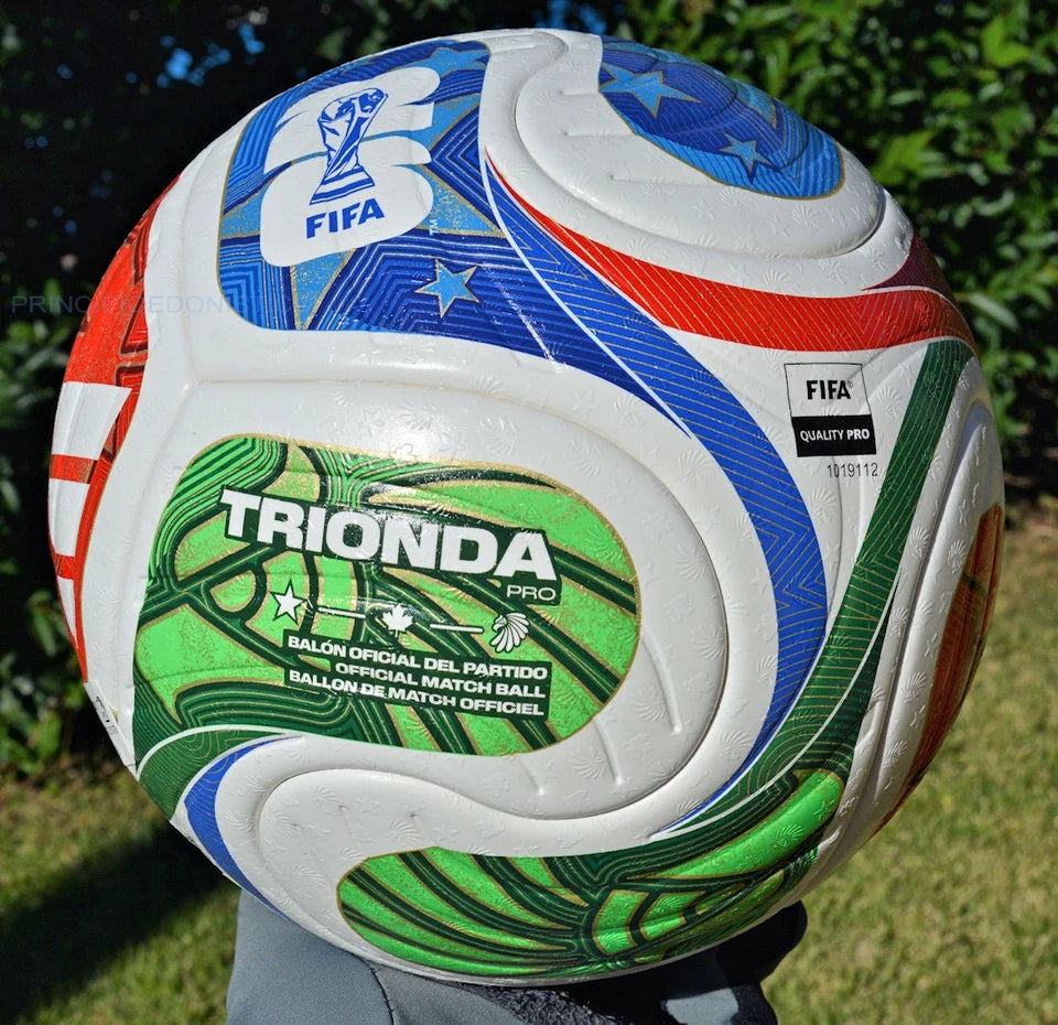 Pallone Adidas Trionda Pro – vista completa su sfondo verde
