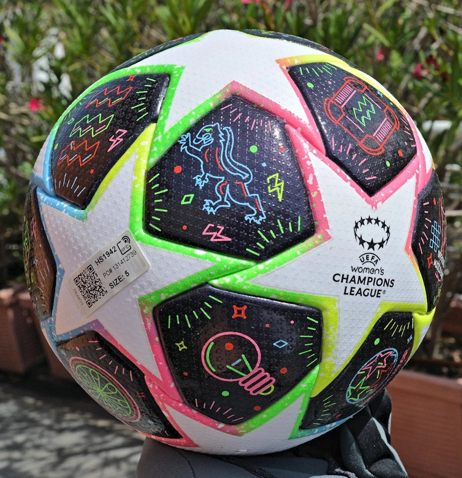 Pallone Adidas Eindhoven Final 23 – vista laterale con bordi azzurro e giallo neon su sfondo bianco