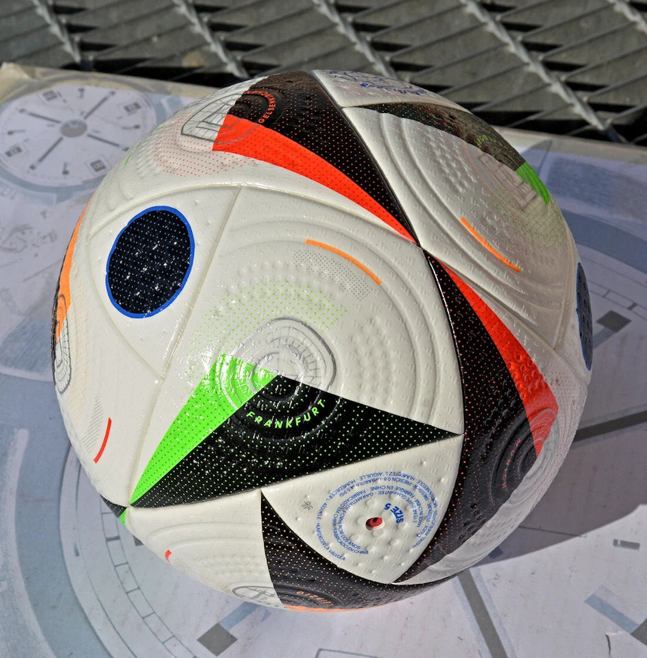 Pallone Adidas Fussballliebe Pro – dettaglio logo Precisionshell e pannelli neri glitterati