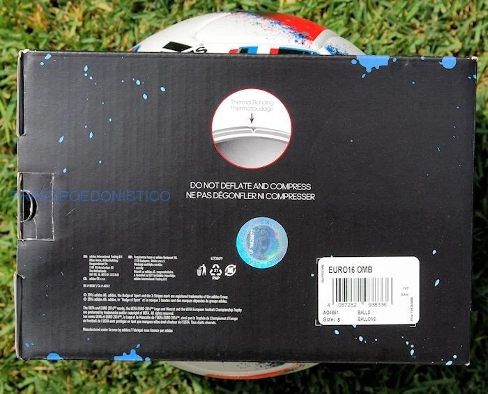 Pallone Adidas Fracas EURO 2016 – vista completa su erba con logo Adidas e pannelli azzurro e rosso
