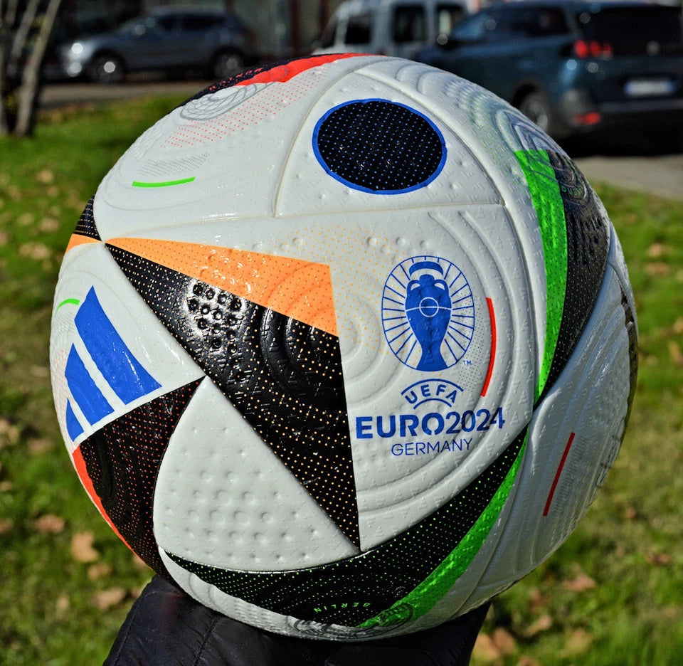 Pallone Adidas Fussballliebe Pro – vista su erba con logo UEFA EURO 2024 Germany e tre strisce Adidas blu