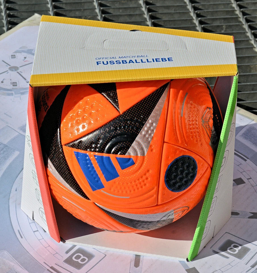 Pallone Adidas Fussballliebe Winter Pro – vista frontale con logo Adidas blu su erba