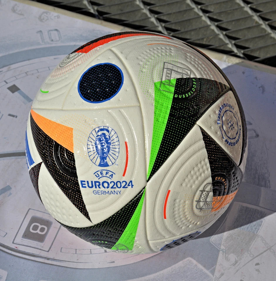 Pallone Adidas Fussballliebe Pro – vista laterale con logo Adidas blu e pannelli bianchi
